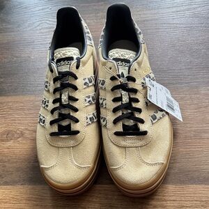 Adidas Women's Beige and Black Patterned Sneakers